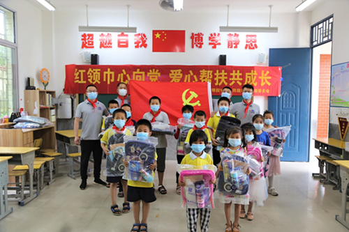 紅領(lǐng)巾心向黨，愛(ài)心幫扶共成長(zhǎng)，開(kāi)展愛(ài)心助學(xué)捐贈(zèng)活動(dòng)